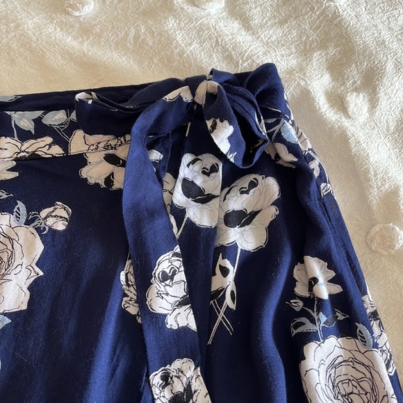 • High-low wrap skirt • - Picture 2 of 3